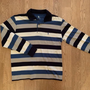 Randig tröja  - Randig tröja som jag köpt second hand. Lite nopprig i kragen annars bra skick! Strl M. Skicka meddelande för fler bilder. 