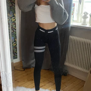 Stronger tights  - Säljer dessa så fina träningstights då jag har för många och inte får användning av de! De är  använda 1 gång  så i nyskick💞 storlek small, köpta för 700 kr tror jag, säljer för 210kr+frakt, eller högsta bud!! Kolla även in mina andra annonser 