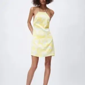 Världens finaste klänning klänning i en gul färg! Aldrig använd, köpte den i somras och döljer pga att den var för stor! 