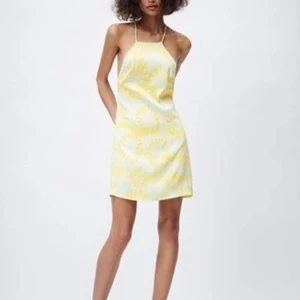 Jättefin gul klänning - Världens finaste klänning klänning i en gul färg! Aldrig använd, köpte den i somras och döljer pga att den var för stor! 