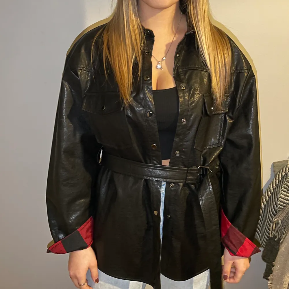En längre jättefin skinnjacka från zara!!! Den är knappt använd men så snygg!!!! Den har jättefint rutigt Mariedal innuti jackan men det syns inte när man har på den om man inte knyter upp ärmarna vilket blir så fint.. Takit.