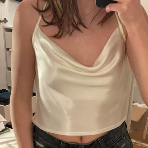 Super fint vit linne 💗 - aldrig använt och då jätte bra skick 💕 perfekt till nyårsafton 🥳 kom privat för fler bilder 🥰 