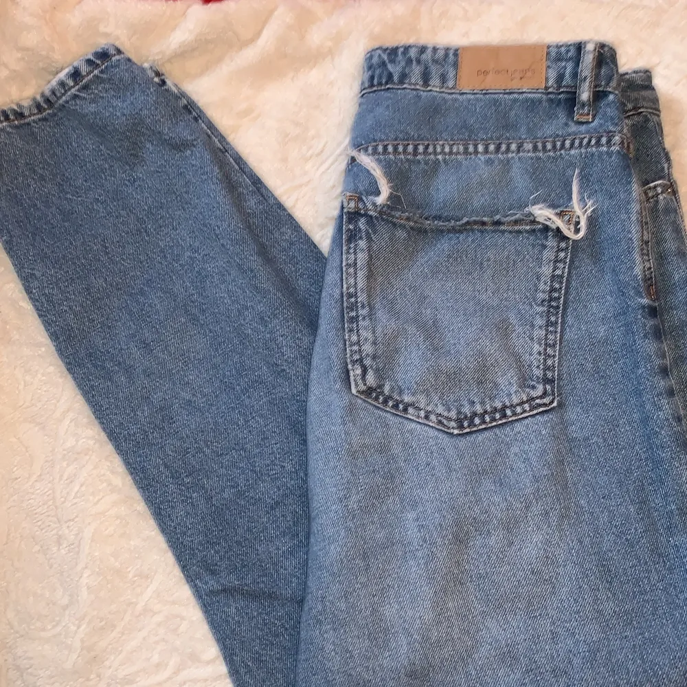 Snygga mom jeans från gina tricot. Storlek 38. Frakt tillkommer🤩. Jeans & Byxor.