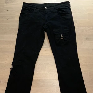  svarta lågmidjade byxor - Coola lågmidjade byxor från black pistol i storlek 32, längd på benen är ungefär 75 cm. Har inga skador 