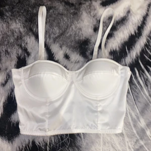 korsett top - Säljer denna sjukt snygga korsett toppen i storlek S då jag råkade beställa hem 2 stycken. Aldrig använd. Säljer den för 70 kr + frakt💞