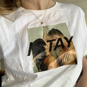 T-shirt  - T-shirt med ett tryck på. Tyvärr inte kommit till så mycket användning. 