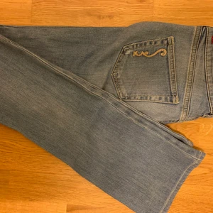 lågmidjade diesel jeans - lågmidjade jeans i bra skick. straight leg. säljer pga att de it passar mig. nypris ca 1400kr köparen står för frakten🥰