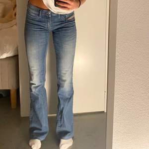 Lågmidjade bootcut jeans från diesel!! 💞💞 jättebra skick, bra längd för mig som är 165 (dock långa ben). Storlek 29/34. Midjemått: 73cm, innerbenslängd: 86cm