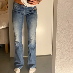 Lågmidjade jeans - Lågmidjade bootcut jeans från diesel!! 💞💞 jättebra skick, bra längd för mig som är 165 (dock långa ben). Storlek 29/34. Midjemått: 73cm, innerbenslängd: 86cm