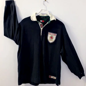 Tommy Hilfiger - Vintage - En vintage Tommy Hilfiger tröja. Lite nopprig på framsidans logga men annars i superbra skick. Lite stor i storleken så skulle säga att den passar som en M.