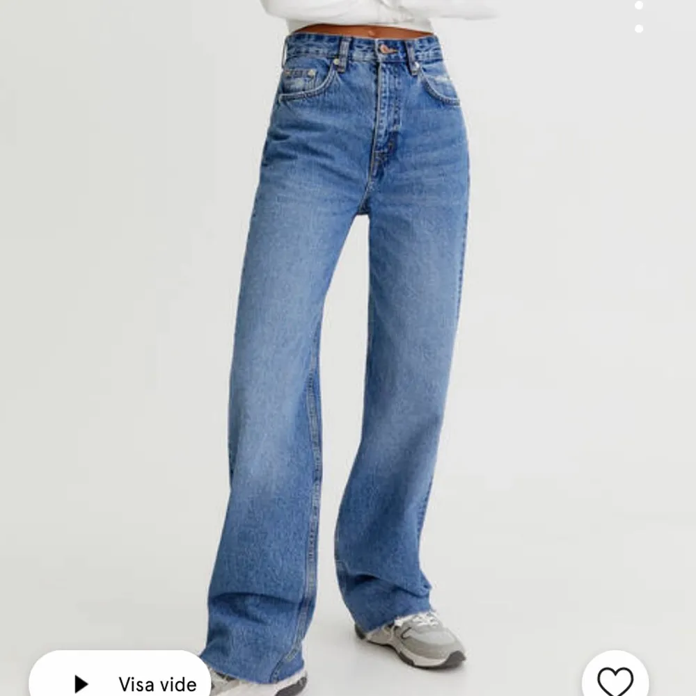 Blåa jeans från pull and bear. Köpta för 399. Köparen står för frakten. 💕för referens är jag 175cm. Jeans & Byxor.