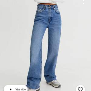 Blåa jeans från pull and bear. Köpta för 399. Köparen står för frakten. 💕för referens är jag 175cm
