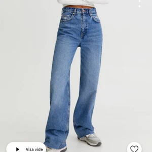 Pull and bear jeans - Blåa jeans från pull and bear. Köpta för 399. Köparen står för frakten. 💕för referens är jag 175cm