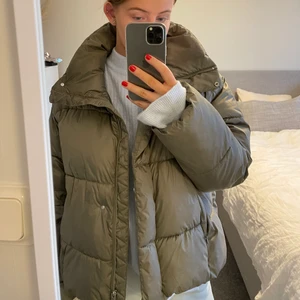 Pufferjacka - Sååååå snygg mörkgrön pufferjacka från HM. Köpt förra året för 399kr. Använd men i mycket bra skick