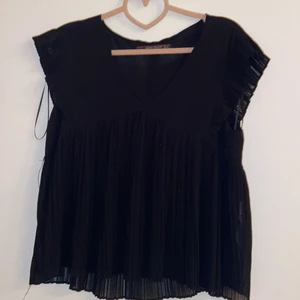 Söt tröja från Zara - Svart tröja från Zara med volanger på båda ärmen och nertill från brösten. Köpt för några år sedan men bara använd en gång. Köpt för 300 kr. Kan mötas upp i linköping