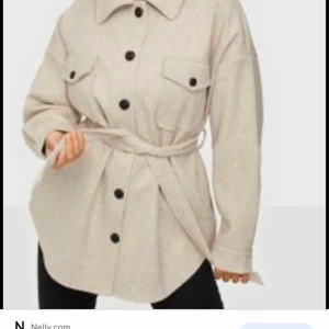 Kappa nelly  - Jag säljer nu min älskade favoritkappa, i nyskick. Jag ÄLSKAR denna men känner att jag inte får användning av den. Denna kostade 699kr ny och är fortfarande i samma skick, jag säljer denna för 250kr + frakt eller om ni har något förslag 💓 möts vi upp behövs ingen frakt. Denna passar mig som är 34 men även 36-38 då den är oversize. Denna är supervarm och bekväm, fler bilder kan önskas privat 