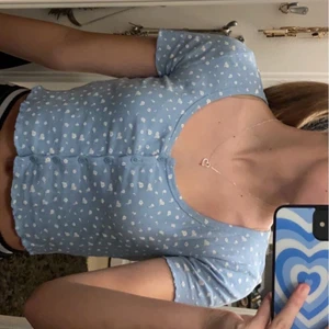 Topp  - Säljer min fina tröja med knappar och små blommor, från New Yorker. Änvänd 1 gång tror jag. Skriv om du vill ha fler bilder eller om du har någon fråga! Vill helst mötas upp i Linköping men går inte det står köparen för frakt :)