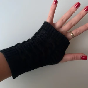 Söta handledsvärmare - Jättesöta svarta handledsvärmare som jag säljer eftersom jag redan har ett par💕 köptes här på plick för en månad sen och de är i jättebra skick inga defekter alls💓😍 De är 17cm långa och är väldigt strechiga!!