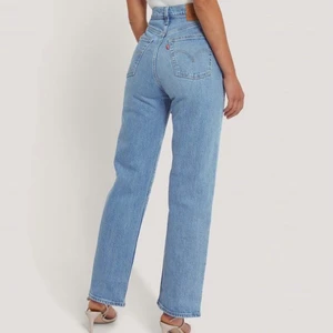 Levi’s ribcage jeans - Super trendiga och snygga Levi’s Ribcage Jeans, i den långa raka modellen, nyypris 1199kr. Midjemått ligger på 25 och längden på 32 eller 33 (inte helt hundra). Säljs då dom tyvärr är försmå för mig! Självklart äkta! Kan mötas upp i Linköping eller skickas❤️