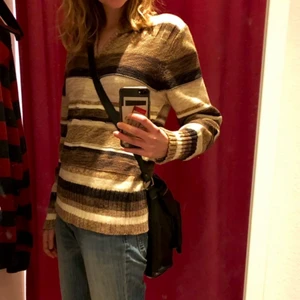 Tröja! - Cool stickad tröja köpt på second hand, one of a kind och lagom varm, passar mig som är en xs/s men det beror även på hur man vill ha passformen🤩💞