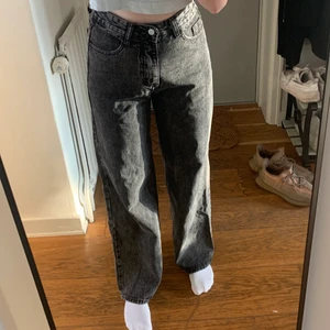 jeans strl S - 👖fina grå/stentvättade jeans från shein! strl S. använd ett par gånger men är i fint skick. köparen står för frakten (66kr).