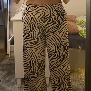 Zebrabyxor - Ett par tunna byxor med zebramönster. Säljer då det inte var min stil. Kan skicka fler bilder vid intresse. Köparen står för frakt. Kan också mötas upp. 