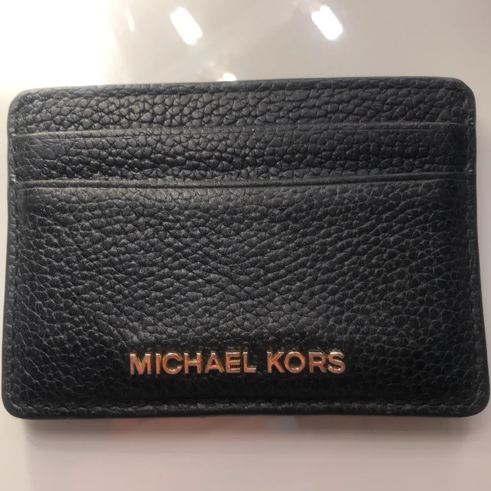 Köp på NK för ett år sedan, ser ut som ny, originalpris 500kr💞. Laukut & Käsilaukut.