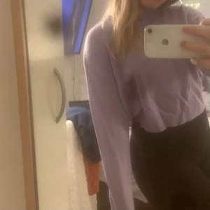 Stickad tröja - Stickad tröja i lila färg, som ny! Använd fåtal gpnfer