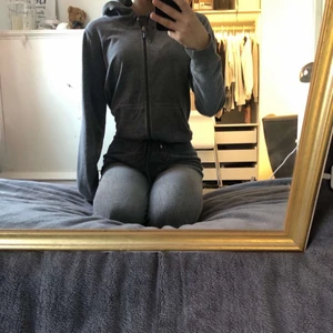 Mjukisset - Super skönt mjukisset från Cubus. Det är  storlek M på tröjan och storlek S i byxorna 