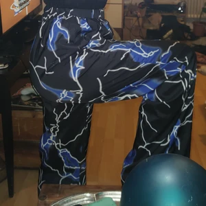 Tunna byxor shein  - Tunna snygga byxor från shein, storlek S, dom är väldigt långa i ben så därför jag säljer för dom blir för långa, jag är 1,60 cm lång