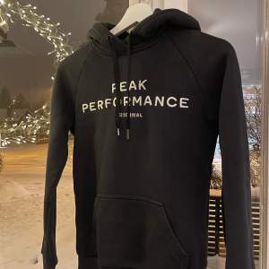 Peak performance hoodie i mörkblå. Köparen står för frakten❤️‍🔥