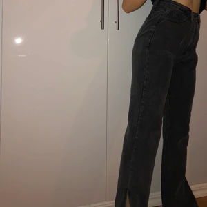 Jeans med slits  - Fina svarta jeans, säljer pga köpte fel storlek. Jeansen har slits på utsidan. Sparsamt använda. Köparen står för frakten 