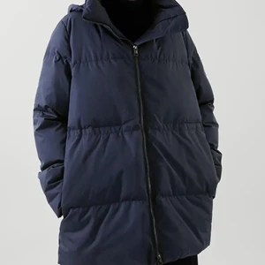 VINTERJACKA FRÅN COS - Supervarm och snygg vinterjacka från COS, köpt för någon vecka sedan använt Max 5 gånger. Har köpt en ny jacka så säljer därför denna. Den har en innerficka och två utanför, man kan välja att ha med luva eller utan. Dessutom finns det ett resorband så man kan välja passformen helt själv också! Nypris 1750kr. 