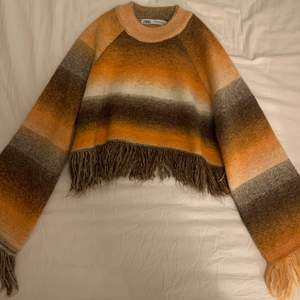 En jättefin och skön stickad tröja från Zara! Enbart använt en gång så i fint skick! Passar väldigt bra till bruna byxor! 