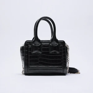 Väska zara - Svart ormskinsväska från Zara som inte kommer till användning länge, super fin väska som är rymlig och med löstagbar kedja❤️‍🔥🙌🏼