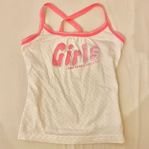 Y2k topp/linne - Supersöt y2k/2000s inspirerat linne med tryck och i så fina färger!! I barnstorlek men skulle säga att den som bäst passar en xs jag själv är en s och den är lite lite tajt på mig men de funkar 🌟