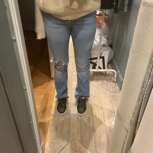 Zara jeans - Ett par jätte fina jeans som jag inte använt så mycket, dem är utsvängda och har ett hål på vänstra knät. Dem är i storlek 38 men jag brukar ha 34-36, de har blivit mindre nöt man tvättat dem. Buda i kommentarerna