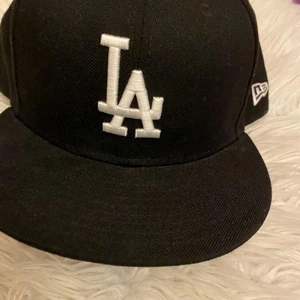 New era keps  - Säljer denna fina trendiga New era keps i storlek 7 (62,5cm). Knappt använd och säljer den då den inte kommer till användning. 200kr och köparen står för frakten 💕