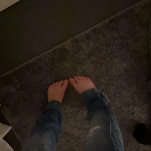 Lågmidjade bootcut jeans💕💕 - Jätte fina byxor som jag andvänt ungefär 2 gånger, super i skicket och sköna. 🥰🥰 jag är 164 ish och dom är lite långa men funkar ändå, 🥰🥰🥰  