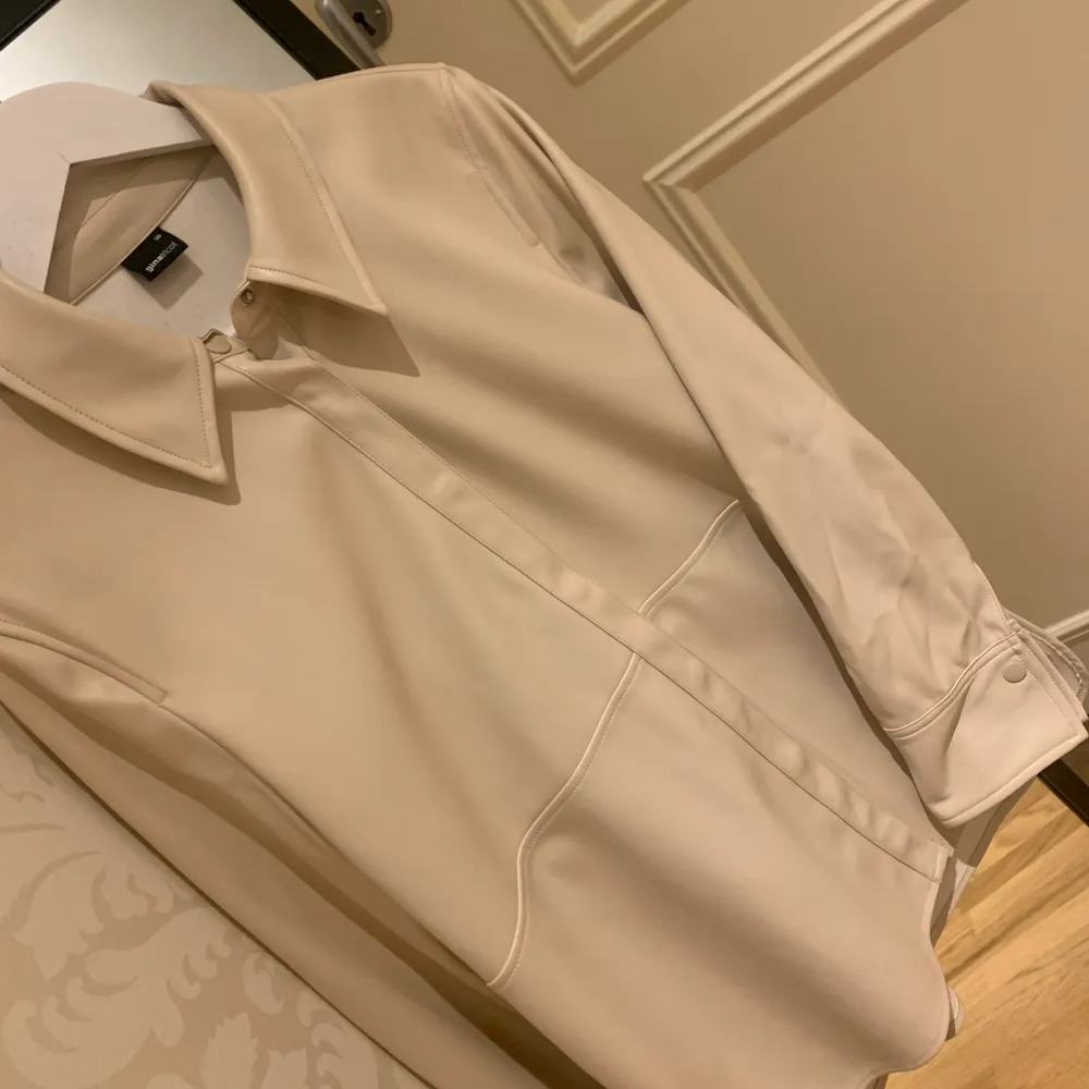 Skjorta i skinnimitation från ginatricot stl 38, går att använda både som jacka och som skjorta! Använd 1 gång . Skjortor.