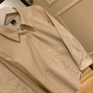 Ginatricot - Skjorta i skinnimitation från ginatricot stl 38, går att använda både som jacka och som skjorta! Använd 1 gång 