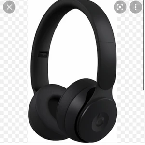 Onesize  - Hörlurarna är som nya då dom har blivit använda ett par gånger. Laddare och fodral ingår för mer bilder info hör gärna av dig🤍 orginalpris:3500