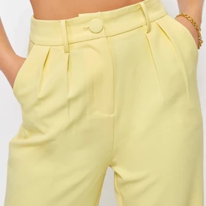 Kostymbyxor  - Ett par snygga kostym byxor från 4th and reckless i storlek 34 petite. I nyskick, alltså oanvänt med lappar kvar. Fraktalternativ kan alltid diskuteras :)