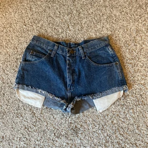 Wrangler shorts - Säljer   Flyttrensning- Massvis med kläder till billiga priser!!   Från 5kr  jag samfrakrar så kolla gärna mina andra annonser!   Kan skicka med frimärken eller spårbart, Frakt priset baseras på paketets vikt! Jag ansvarar inte för postens hantering av paket.   Kontakta mig vid frågor :) 