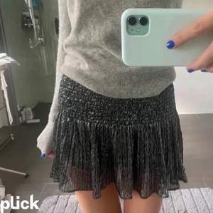 Hej! Söker denna zara glittriga kjol i storlek M🖤 Skriv gärna privat om ni har den eller vet något som säljer🖤