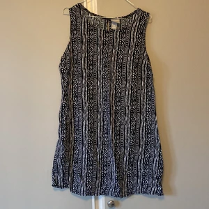 Vintage klänning/blus - Säljer   Flyttrensning- Massvis med kläder till billiga priser!!   Från 5kr  jag samfrakrar så kolla gärna mina andra annonser!   Kan skicka med frimärken eller spårbart, Frakt priset baseras på paketets vikt! Jag ansvarar inte för postens hantering av paket.   Kontakta mig vid frågor :) 