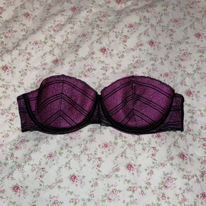 Balkonett BH - 75A. Uttagbara inlägg. Axelbanden är dessvärre borta sedan länge. Hund finns i hemmet! 