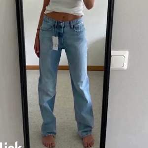 Säljer ett par mid rise straight full length jeans ifrån zara i storlek 36. LÅNGA!!!! innerbensmåttet är 85 cm💙 150kr+ 66kr frakt eller mötas upp i Stockholm