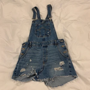 Shorts, str 38 - Dessa har några år på nacken men har bara använt dem en handfull gånger. De är i storlek 38 och är normal i passformen. Inga slitningar (förutom dom som de är meningen ska vara på plagget). Sitter som dom ska och är riktigt sköna