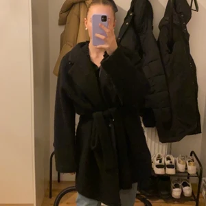 Ullkappa - Fin svart ullkappa i storlek XL, jag har använt den som en lite oversized kappa, har i vanliga fall XS-S. Fint skick!